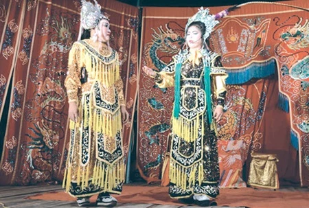 Members of the Phuong Anh Troupe perform hat boi. (Photo: phunuonline.com.vn)