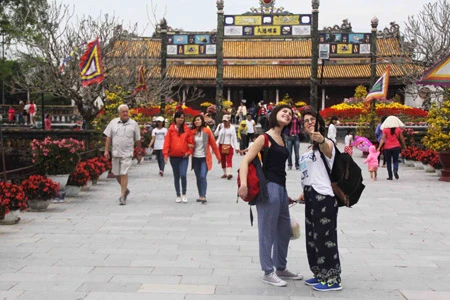 Two tourist take a selfie in the Hue Imperial City (Photo: VNA)