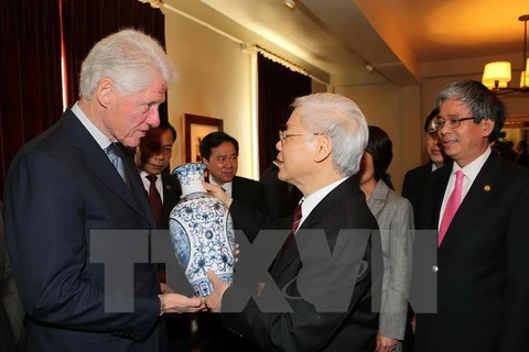Party General Secretary Nguyen Phu Trong presents gift to former US President Bill Clinton (Source: VNA)