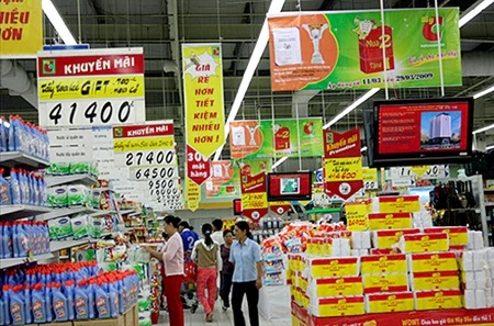 Customers shop at a Big C supermarket in central Da Nang City (Photo: trungtammuasam.biz)
