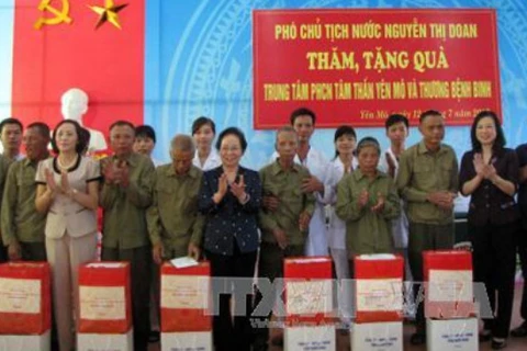 ice President Nguyen Thi Doan offers gifts to contributors to the nation’s revolution. (Photo: VNA)