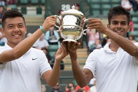 Ly Hoang Nam (L) and India's Sumit Nagal win the boys’ doubles event at Wimbledon (Photo: itftennis.com)