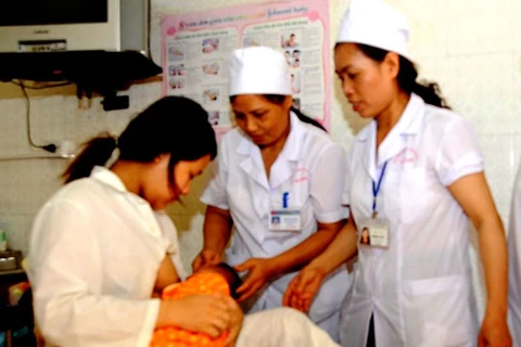 The "First Embrace" campaign aims to save thousands of newborns in Vietnam (Source: Saigon Giai phong online)