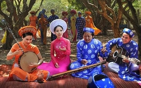 More than 250 professional and amateur artists from 24 clubs in HCM City participated last weekend in the tai tu (amateur music) festival Hoa Sen Vang (Photo: vov.vn)