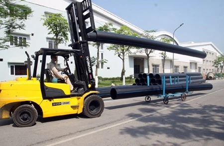 Plastic pipes are transported from Tien Phong Plastic Joint Stock Company for export. Vietnamese plastic products are facing difficulties in the European market. (Photo: VNA)