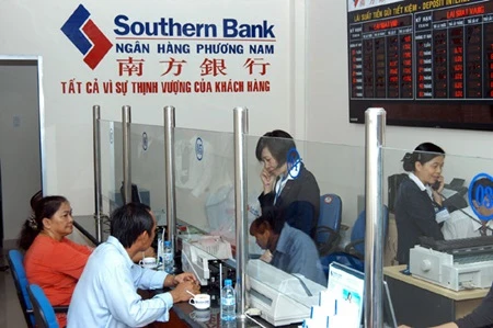 Customers do business at a Southern Bank branch in HCM City. The bank is projected to merge with Sacombank this year, a trend expected to help keep small banks afloat. (Photo: VNA)