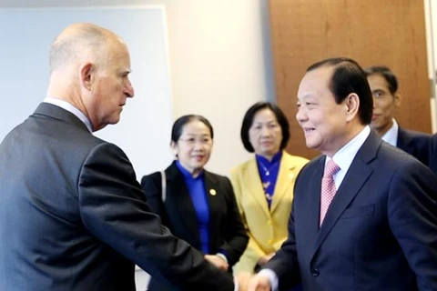 Governor of California Edmund Jerry Brown (L) receives the Secretary of Ho Chi Minh City’s Party Committee Le Thanh Hai (Source: www.sggp.org.vn)