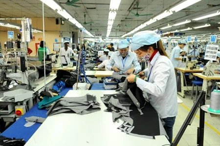 Statistics from the Ministry of Industry and Trade showed that total investment of FDI in the country was 5.49 billion USD for the first half of the year. Of this, the investment in the garment and textile sector was 1.12 billion USD (Photo: ccci)