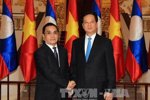 Prime Minister Nguyen Tan Dung (R) and his Lao counterpart Thongsing Thammavong (Photo: VNA)