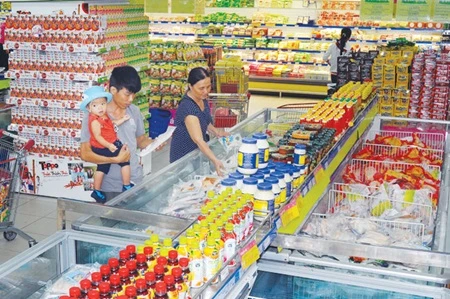 Customers shop at Phan Thiet Co.op Mart in central Binh Thuan province (Photo: VNA)