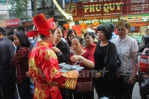 Gold prices fell sharply in the Vietnamese market in the afternoon of July 16. (Photo: VNA)
