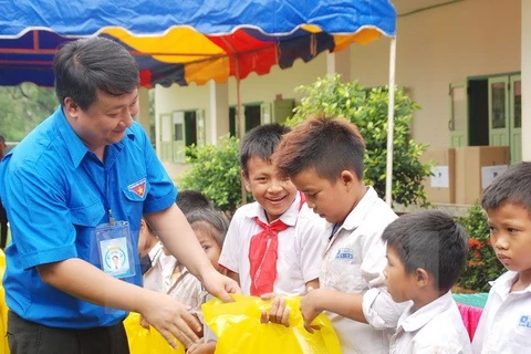 Gift giving to local students (Source: VNA)