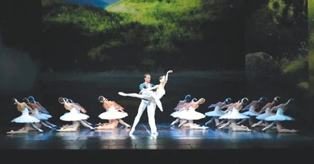 The classical ballet Swan Lake will be staged in Hanoi on August 1 with 3D animated graphics (Photo: talarium.com)