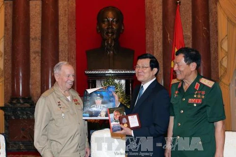 From left to right: Viktor Vasilyevich Gorbatko, President Truong Tan Sang, and Pham Tuan at the meeting in Hanoi (Photo: VNA)