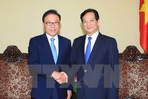 Prime Minister Nguyen Tan Dung (right) and Honorary General Consul of Vietnam in the Republic of Korea Park Soo-kwan (Source:VNA)