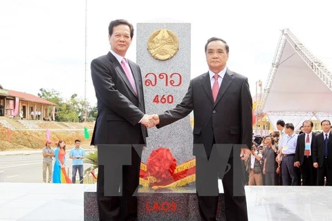 Vietnamese and Lao Prime Ministers at the border marker inauguration ceremony (Source: VNA)