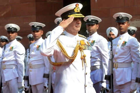 India’s Chief of the Naval Staff Admiral R.K. Dhowan (middle) (Source: AFP/VNA)