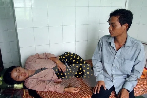 A patient showing signs of diphtheria is under treatment at the medical centre of Phuoc Son district (Photo: VNA)