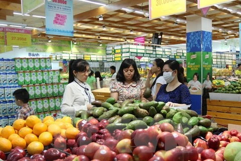 Consumers shop at a supermarket (Photo: VNA)