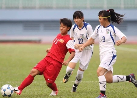 The national women's football team (Red) will play two friendly matches in August against Chinese Taipei to prepare for their second round of Olympic qualifiers (Photo: VNA)