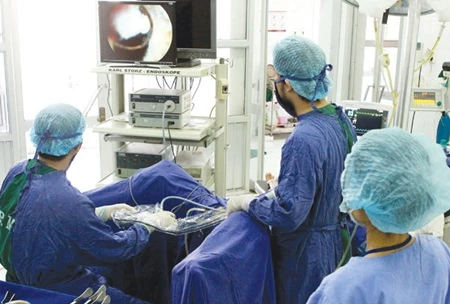 Doctors perform surgery on a patient at Hospital ‘A' in northern Thai Nguyen Province (Photo: VNS/VNA)