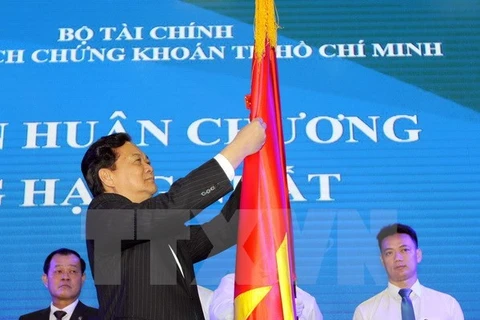 Prime Minister Nguyen Tan Dung presents First Class Labour Order to HCM City Stock Exchange (Source: VNA)