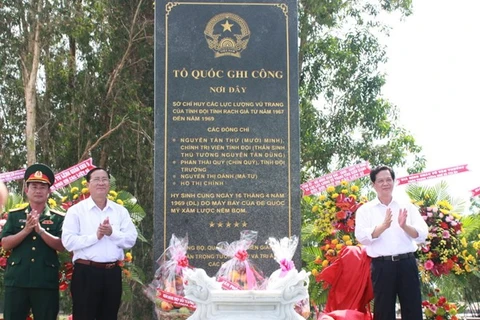 Prime Minister Nguyen Tan Dung attends war memorial stele erecting ceremony in Kien Giang (Source: VNA)