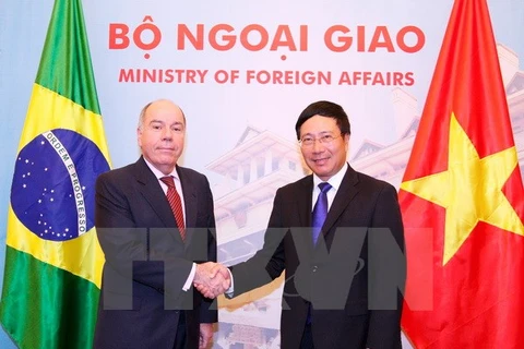 Deputy Prime Minister and Foreign Minister Pham Binh Minh (right) and Brazilian Minister of External Relations Mauro Luiz Vieira (left)