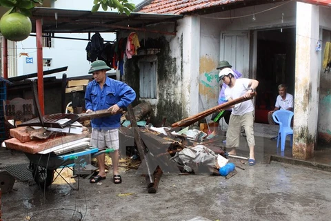 Cam Pha residents clean up rubble (Source: VNA)