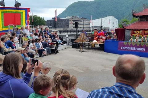 El público noruego disfrutó con alegría y admiración las presentaciones de marionetas acuáticas vietnamitas (Fuente: Embajada de Vietnam en Noruega)