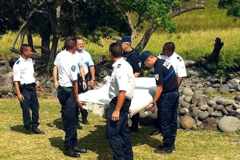 Un fragmento metálico, que es probable parte del avión MH370 de Malaysia Airlines, fue encontrado cerca de la isla francesa de Reunion en el Océano Índico (Fuente: AFP/ VNA)