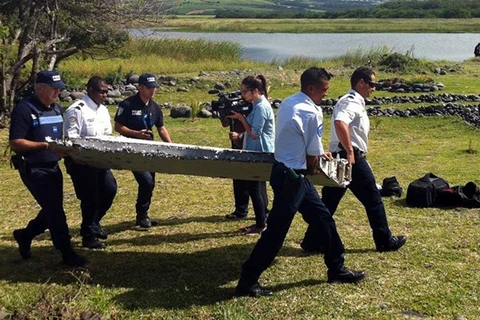 El viceministro de Transporte de Malasia Abdul Aziz Kaprawi dijo “casi seguro” de que el pertrecho encontrado en la isla francesa de Reunion es de un Boeing 777 (Fuente: AFP/ VNA)