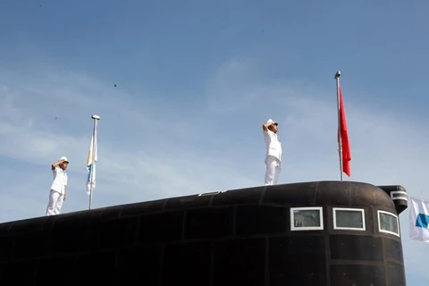 Khanh Hoa: Izamiento de bandera nacional en dos submarinos Kilo