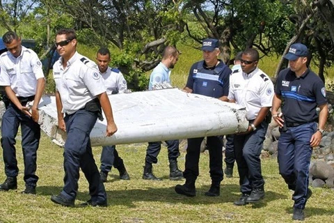 El pertrecho de un avión encontrado en la isla Reunion podría pertenecer al desaparecido Boeing 777 del vuelo MH370 (Fuenet: VNA)
