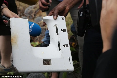 Un fragmento plástico, que podría ser parte del desaparecido Boeing 777 malasio, fue encontrado en la isla francesa de Reunión (Fuente: AFP/VNA)