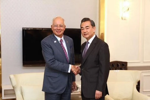 El premier malasio Najib Razak y el canciller chino Wang Yi (Funete: twitter)