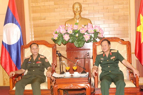 Vietnam y Laos intercambien experiencias sobre política militar