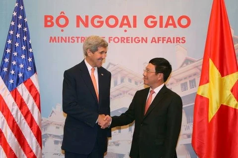 El viceprimer ministro y canciller de Vietnam, Pham Binh Minh, y el secretario de Estado estadounidense, John Kerry (Fuente: VNA)