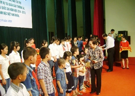 Vicepresidenta concede becas a educandos pobres en Ha Nam