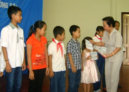 Entrega vicepresidenta vietnamita becas a estudiantes pobres