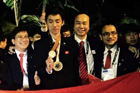 El candidato Nguyen Duy Thanh con su medalla de bronce (Fuente: VNA)