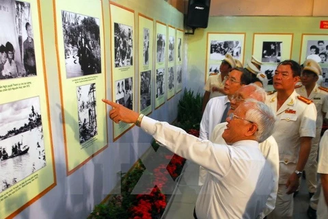  Exhibición resalta simbolismo de 70 años fecundos en Vietnam