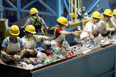 Supervisan proyecto de tratamiento de residuos sólidos en Quang Ngai