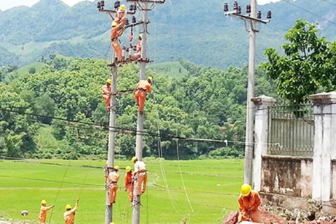 Más aldeas remotas de Son La conectadas a red eléctrica