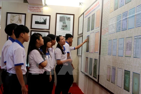 Exposición sobre Hoang Sa y Truong Sa en Hau Giang