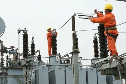  Instalan línea eléctrica que cruza mar más larga de Vietnam