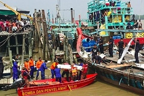 Se eleva a 50 el número de víctimas de naufragio en Malasia