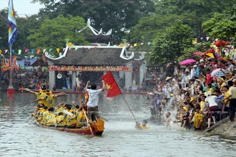 Tradicional regata de la aldea Dam