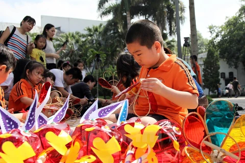 Amena fiesta de Medio Otoño dedicada a niños pobres en Vietnam