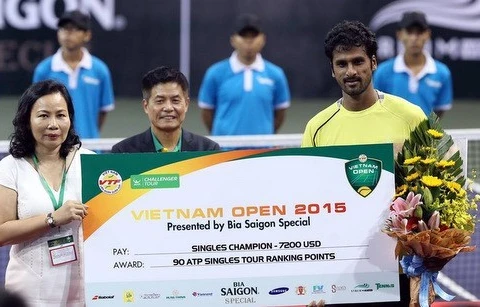Conquista raquetista indio torneo abierto de tenis vietnamita
